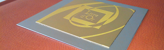 plaque inox sur livre d'or design